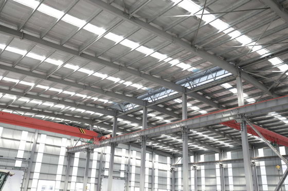 Construzione di capannoni in acciaio con finestre personalizzabili