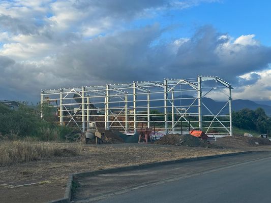 Edificio di costruzioni in metallo galvanizzato a caldo Q355b Q235b Magazzino prefabbricato in acciaio