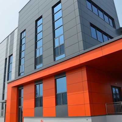 Edificio di costruzione in metallo a colori personalizzati con pannello sandwich del tetto in metallo
