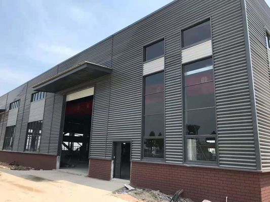Edificio in acciaio contemporaneo con isolamento in lana di roccia e pannelli sandwich sul tetto / muro
