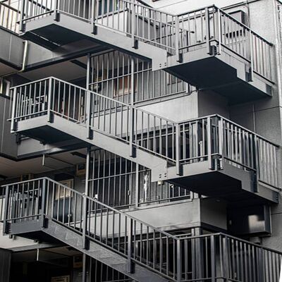 Spazioso edificio a più piani per uso commerciale e residenziale